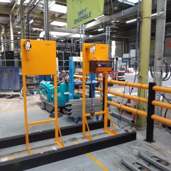 support-chargeur-panneau-sur-pieds